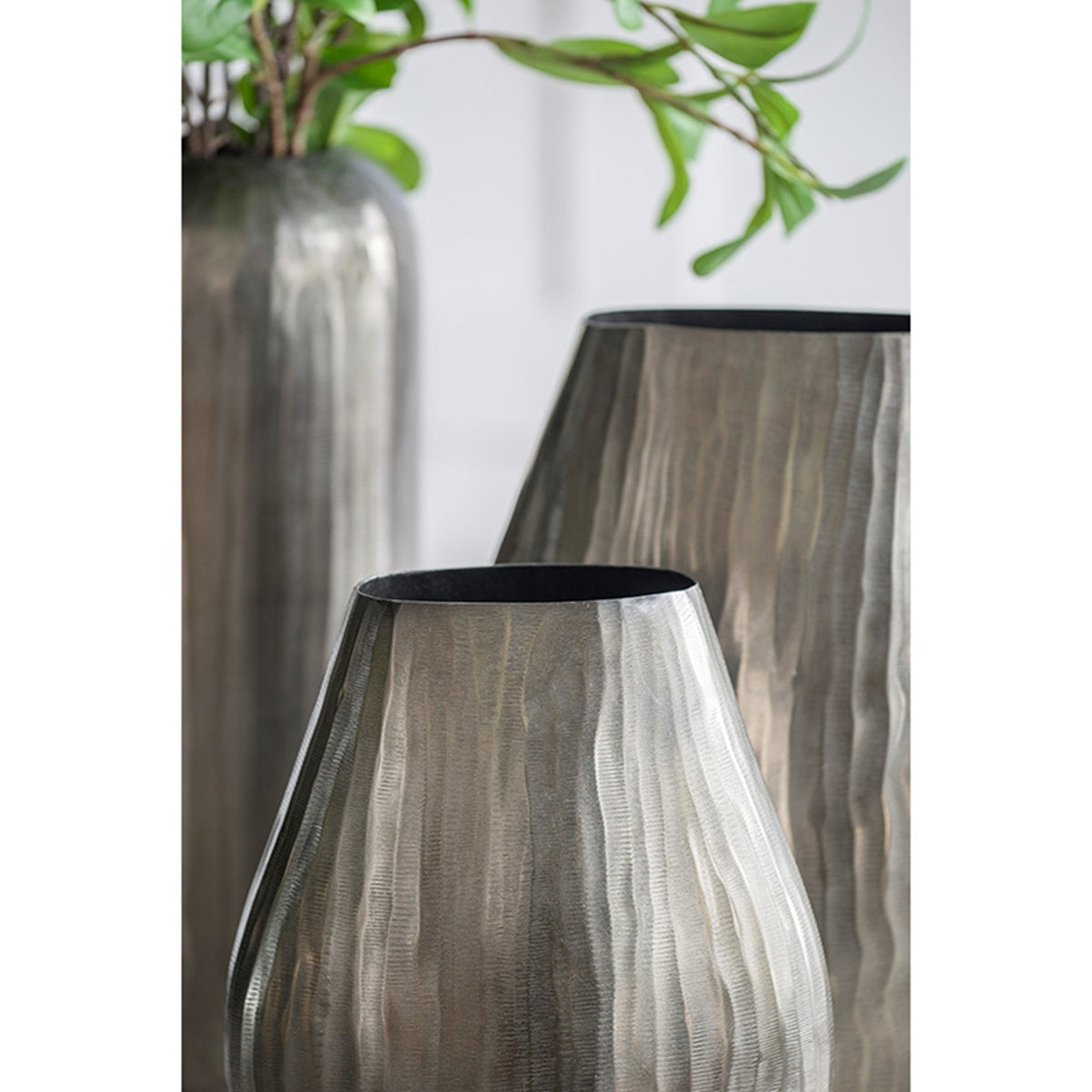 koorbiir va6 11x11x9" Gold Aluminum Chisel Flower Vase ¨C Modern Round Decorative Accent for Tabletop, Living Room, or Dining Room