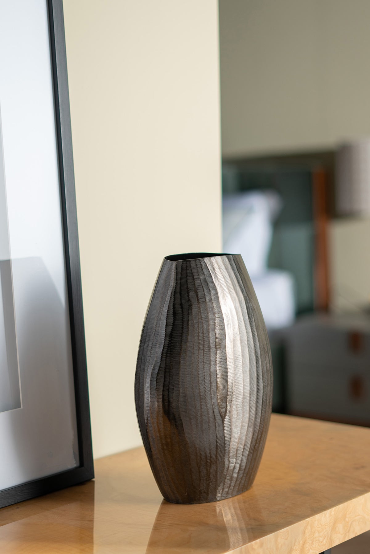 koorbiir va6 11x11x9" Gold Aluminum Chisel Flower Vase ¨C Modern Round Decorative Accent for Tabletop, Living Room, or Dining Room - Koorbiir